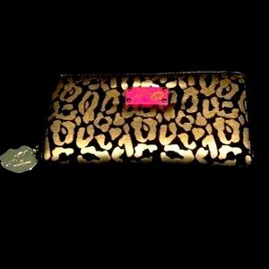 Final sale price❗️Betsy Johnson zip around wallet in very good condition
